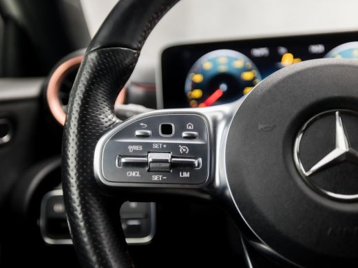 Mercedes A-Klasse 180 AMG Sport Automaat (SCHUIFDAK, APPLE CARPLAY, GROOT NAVI, CAMERA, LEDER/ALCANTARA, WIDE SCREE... ActivLease financial lease