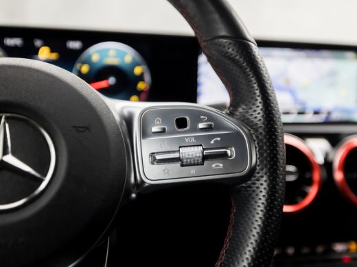 Mercedes A-Klasse 180 AMG Sport Automaat (SCHUIFDAK, APPLE CARPLAY, GROOT NAVI, CAMERA, LEDER/ALCANTARA, WIDE SCREE... ActivLease financial lease