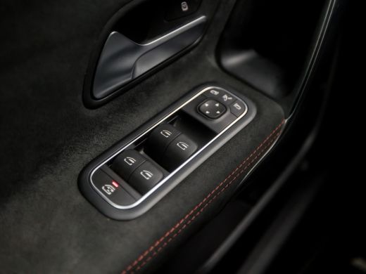 Mercedes A-Klasse 180 AMG Sport Automaat (SCHUIFDAK, APPLE CARPLAY, GROOT NAVI, CAMERA, LEDER/ALCANTARA, WIDE SCREE... ActivLease financial lease