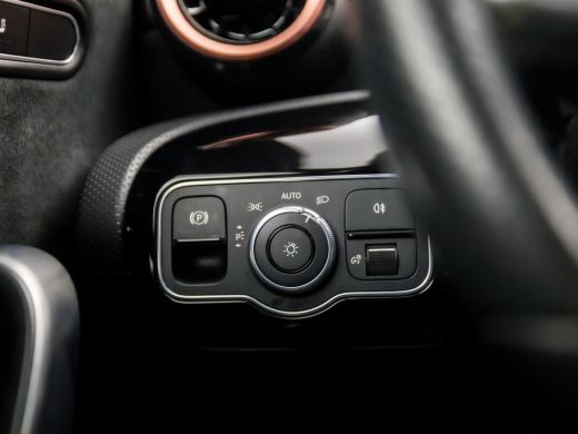 Mercedes A-Klasse 180 AMG Sport Automaat (SCHUIFDAK, APPLE CARPLAY, GROOT NAVI, CAMERA, LEDER/ALCANTARA, WIDE SCREE... ActivLease financial lease