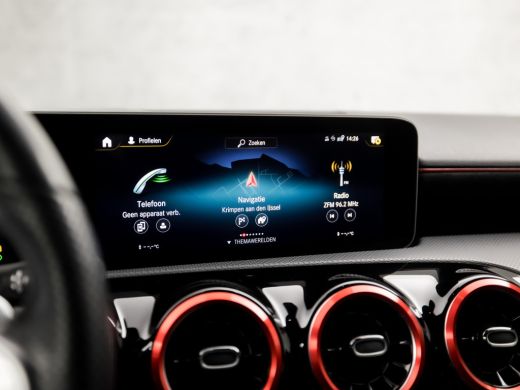 Mercedes A-Klasse 180 AMG Sport Automaat (SCHUIFDAK, APPLE CARPLAY, GROOT NAVI, CAMERA, LEDER/ALCANTARA, WIDE SCREE... ActivLease financial lease