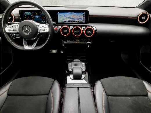 Mercedes A-Klasse 180 AMG Sport Automaat (SCHUIFDAK, APPLE CARPLAY, GROOT NAVI, CAMERA, LEDER/ALCANTARA, WIDE SCREE... ActivLease financial lease
