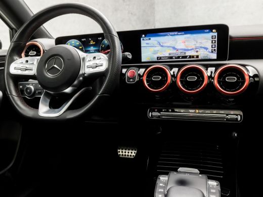 Mercedes A-Klasse 180 AMG Sport Automaat (SCHUIFDAK, APPLE CARPLAY, GROOT NAVI, CAMERA, LEDER/ALCANTARA, WIDE SCREE... ActivLease financial lease