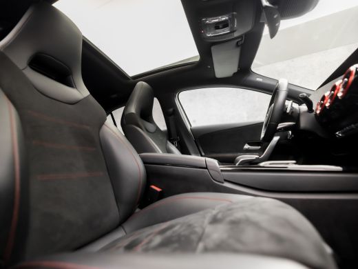 Mercedes A-Klasse 180 AMG Sport Automaat (SCHUIFDAK, APPLE CARPLAY, GROOT NAVI, CAMERA, LEDER/ALCANTARA, WIDE SCREE... ActivLease financial lease