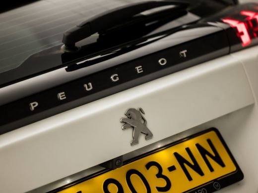 Peugeot 2008 1.2 PureTech Sport Automaat (APPLE CARPLAY, NAVIGATIE, STOELVERWARMING, 360 CAMERA, LED KOPLAMPEN... ActivLease financial lease
