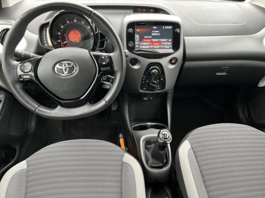 Toyota Aygo 1.0 VVT-i x-play limited | Carplay | Airco | Parkeercamera | Lederen stuurwiel | ActivLease financial lease