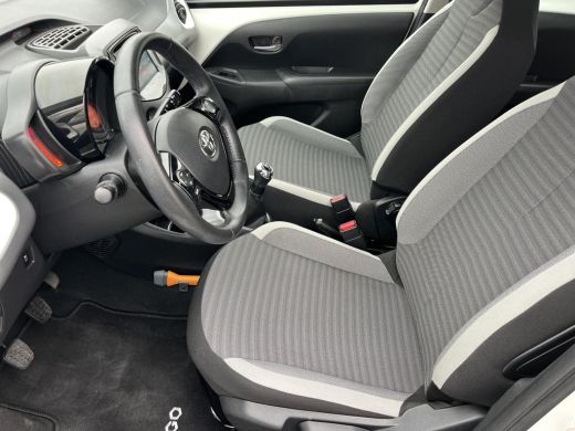Toyota Aygo 1.0 VVT-i x-play limited | Carplay | Airco | Parkeercamera | Lederen stuurwiel | ActivLease financial lease