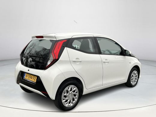 Toyota Aygo 1.0 VVT-i x-play limited | Carplay | Airco | Parkeercamera | Lederen stuurwiel | ActivLease financial lease