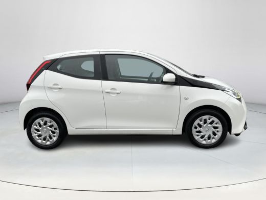 Toyota Aygo 1.0 VVT-i x-play limited | Carplay | Airco | Parkeercamera | Lederen stuurwiel | ActivLease financial lease