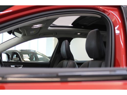 Volvo  XC60 Volvo T6 350PK Ultimate Dark | Trekhaak | 360° Camera | HUD | Keyless | Panoramadak ActivLease financial lease