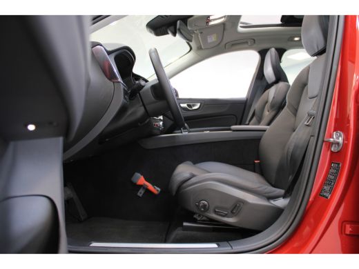 Volvo  XC60 Volvo T6 350PK Ultimate Dark | Trekhaak | 360° Camera | HUD | Keyless | Panoramadak ActivLease financial lease