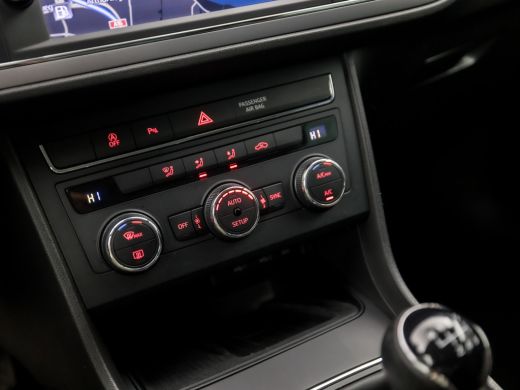 Seat León ST 1.0 TSI Sport (APPLE CARPLAY, NAVIGATIE, CLIMATE, CAMERA, KEYLESS, SPORTSTOELEN, GETINT GLAS, LAN... ActivLease financial lease