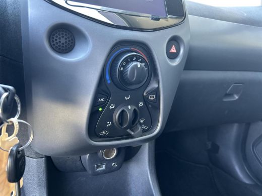 Toyota Aygo 1.0 VVT-i x-play ActivLease financial lease