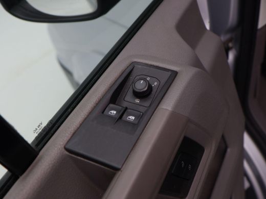 Volkswagen Crafter 35 2.0 TDi 140 Pk L3 DC Comfortline | Open Laadbak | 6 Zitplaatsen | Cruise Control | Privacy Gla... ActivLease financial lease