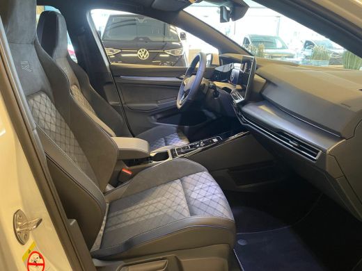 Volkswagen Golf Volkswagen R-Line Edition Inclusief €2000,- inruilvoordeel | | 'App-Connect' draadloze smartphone... ActivLease financial lease