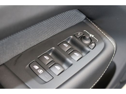 Volvo  XC60 Volvo T6 350PK AWD Ultra Black Edition | Luchtvering | 360º view | HUD | HK Audio | Adapt LED ActivLease financial lease