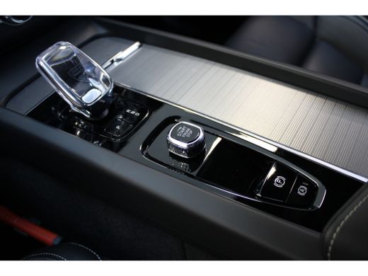 Volvo  XC60 Volvo T6 350PK AWD Ultra Black Edition | Luchtvering | 360º view | HUD | HK Audio | Adapt LED ActivLease financial lease