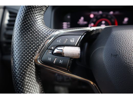 Skoda Karoq 1.5 TSI Sportline Business Digital Dash / Canton / 19inch / Trekhaak / Stoelverwarming / ActivLease financial lease