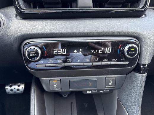 Toyota Yaris 1.5 Hybrid 130 GR Sport **DEMO/ STUUR- EN STOELVERWARMING/ PARKEERSENSOREN VOOR EN ACHTER** ActivLease financial lease