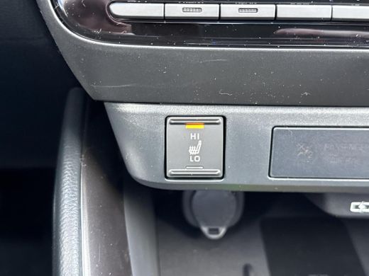Toyota Yaris 1.5 Hybrid 130 GR Sport **DEMO/ STUUR- EN STOELVERWARMING/ PARKEERSENSOREN VOOR EN ACHTER** ActivLease financial lease
