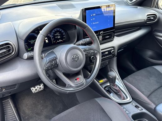 Toyota Yaris 1.5 Hybrid 130 GR Sport **DEMO/ STUUR- EN STOELVERWARMING/ PARKEERSENSOREN VOOR EN ACHTER** ActivLease financial lease