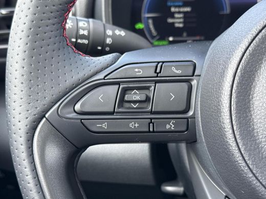 Toyota Yaris 1.5 Hybrid 130 GR Sport **DEMO/ STUUR- EN STOELVERWARMING/ PARKEERSENSOREN VOOR EN ACHTER** ActivLease financial lease