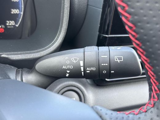 Toyota Yaris 1.5 Hybrid 130 GR Sport **DEMO/ STUUR- EN STOELVERWARMING/ PARKEERSENSOREN VOOR EN ACHTER** ActivLease financial lease