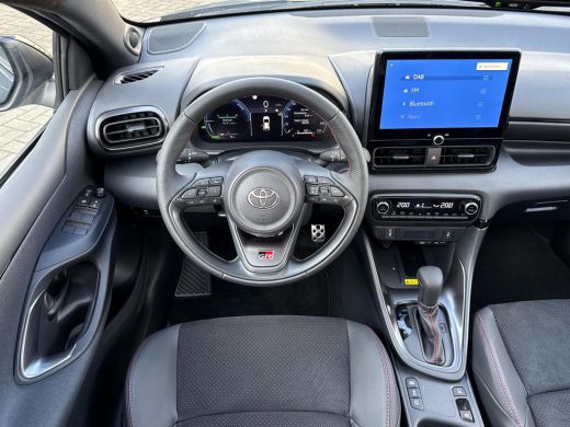 Toyota Yaris 1.5 Hybrid 130 GR Sport **DEMO/ STUUR- EN STOELVERWARMING/ PARKEERSENSOREN VOOR EN ACHTER** ActivLease financial lease