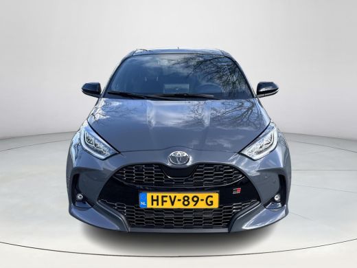 Toyota Yaris 1.5 Hybrid 130 GR Sport **DEMO/ STUUR- EN STOELVERWARMING/ PARKEERSENSOREN VOOR EN ACHTER** ActivLease financial lease