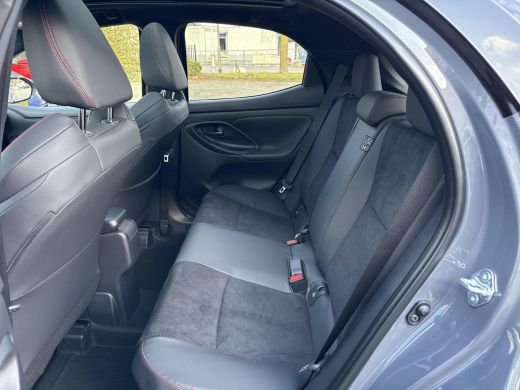 Toyota Yaris 1.5 Hybrid 130 GR Sport **DEMO/ STUUR- EN STOELVERWARMING/ PARKEERSENSOREN VOOR EN ACHTER** ActivLease financial lease