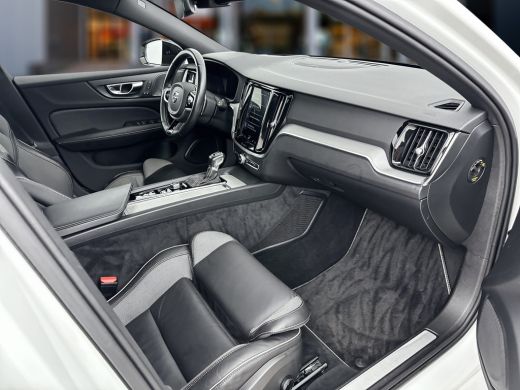 Volvo  V60 T4 R-Design | 19" | Panoramadak | Head-up | 360 Camera | Harman Kardon | Adaptieve cruise | BLIS ... ActivLease financial lease