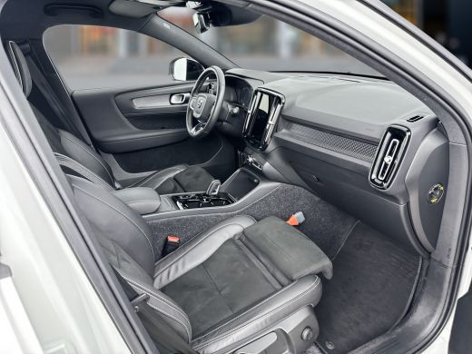 Volvo  XC40 T2 A/T R-Design | 18" | Adaptieve cruise | BLIS | Keyless | Elektr. achterklep | Park Assist | Na... ActivLease financial lease