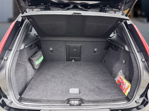 Volvo  XC40 T2 A/T R-Design | 19" | Harman Kardon | Leder/Nubuck | Adaptieve cruise | BLIS | Parkeercamera | ... ActivLease financial lease