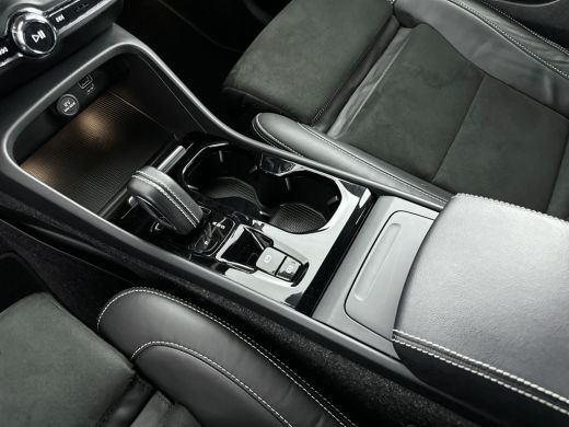 Volvo  XC40 T2 A/T R-Design | 19" | Harman Kardon | Leder/Nubuck | Adaptieve cruise | BLIS | Parkeercamera | ... ActivLease financial lease