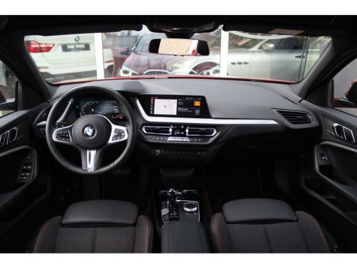 BMW 1-serie 118i F40 Executive Edition Sport-Line | Automaat | 1e eigenaar | NL auto | BTW auto | LED | DAB | Camera | Carplay | 17 inch | Sportstuur | Cruise-control | Climate-control | Navi | ➡️ ActivLease financial lease