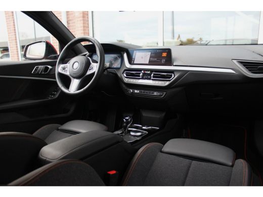 BMW 1-serie 118i F40 Executive Edition Sport-Line | Automaat | 1e eigenaar | NL auto | BTW auto | LED | DAB | Camera | Carplay | 17 inch | Sportstuur | Cruise-control | Climate-control | Navi | ➡️ ActivLease financial lease