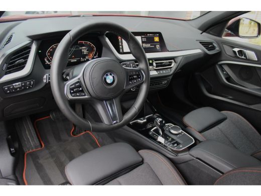 BMW 1-serie 118i F40 Executive Edition Sport-Line | Automaat | 1e eigenaar | NL auto | BTW auto | LED | DAB | Camera | Carplay | 17 inch | Sportstuur | Cruise-control | Climate-control | Navi | ➡️ ActivLease financial lease