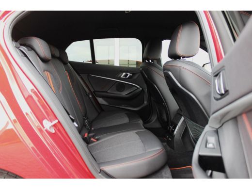 BMW 1-serie 118i F40 Executive Edition Sport-Line | Automaat | 1e eigenaar | NL auto | BTW auto | LED | DAB | Camera | Carplay | 17 inch | Sportstuur | Cruise-control | Climate-control | Navi | ➡️ ActivLease financial lease