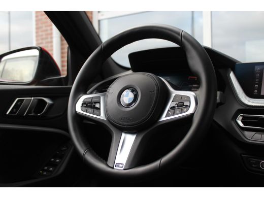 BMW 1-serie 118i F40 Executive Edition Sport-Line | Automaat | 1e eigenaar | NL auto | BTW auto | LED | DAB | Camera | Carplay | 17 inch | Sportstuur | Cruise-control | Climate-control | Navi | ➡️ ActivLease financial lease