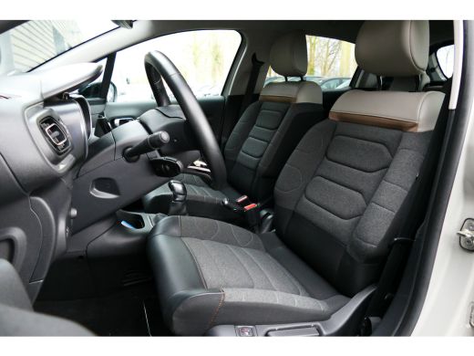 Citroën C3 1.2 PURETECH 82PK 5-DRS SHINE + / NAVI / LED / CLIMA / PDC / 17" LMV / CAMERA / KEYLESS / WINTERP... ActivLease financial lease
