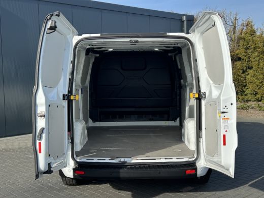 Ford Transit Custom 2.0 TDCI 130 PK / L2H1 / 2.800 KG AHG / CAMERA / AIRCO / CRUISE / NAVI / STOELVERWARMING ActivLease financial lease