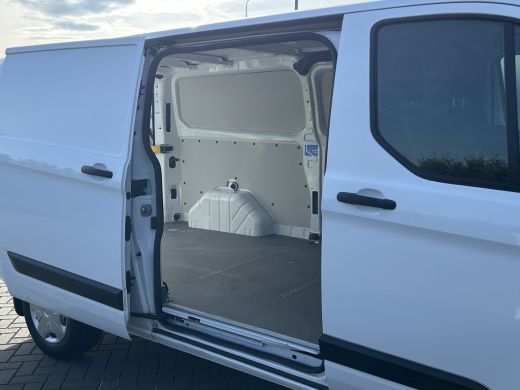 Ford Transit Custom 2.0 TDCI 130 PK / L2H1 / 2.800 KG AHG / CAMERA / AIRCO / CRUISE / NAVI / STOELVERWARMING ActivLease financial lease