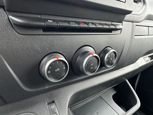 Renault Master 2.3 DCI 136 PK / L1H1 / GLASRESTEEL / 1e EIG. / 2.5T TREKHAAK / IMPERIAAL / CAMERA / AIRCO / CRUISE ActivLease financial lease