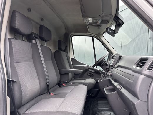 Renault Master 2.3 DCI 136 PK / L1H1 / GLASRESTEEL / 1e EIG. / 2.5T TREKHAAK / IMPERIAAL / CAMERA / AIRCO / CRUISE ActivLease financial lease