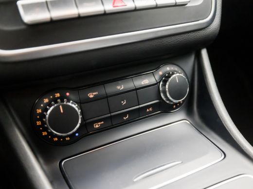 Mercedes CLA-Klasse 180 AMG Sport Automaat (GROOT NAVI, LEDER/ALCANTARA, STOELVERWARMING, SPORTSTOELEN, DIAMOND GRILL... ActivLease financial lease