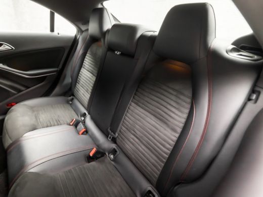 Mercedes CLA-Klasse 180 AMG Sport Automaat (GROOT NAVI, LEDER/ALCANTARA, STOELVERWARMING, SPORTSTOELEN, DIAMOND GRILL... ActivLease financial lease