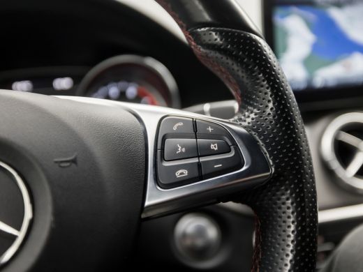 Mercedes CLA-Klasse 180 AMG Sport Automaat (GROOT NAVI, LEDER/ALCANTARA, STOELVERWARMING, SPORTSTOELEN, DIAMOND GRILL... ActivLease financial lease