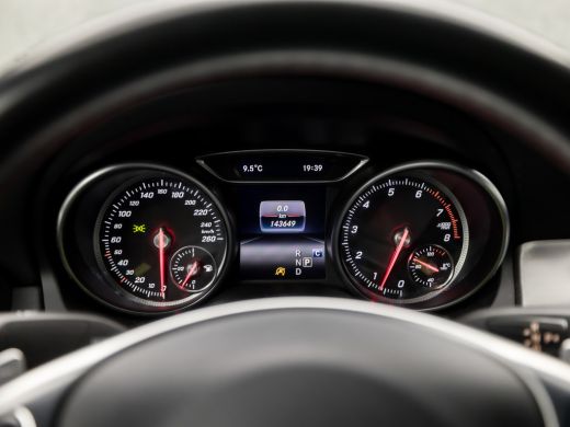 Mercedes CLA-Klasse 180 AMG Sport Automaat (GROOT NAVI, LEDER/ALCANTARA, STOELVERWARMING, SPORTSTOELEN, DIAMOND GRILL... ActivLease financial lease