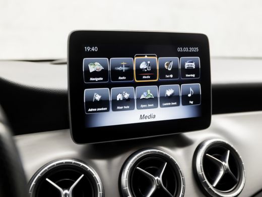 Mercedes CLA-Klasse 180 AMG Sport Automaat (GROOT NAVI, LEDER/ALCANTARA, STOELVERWARMING, SPORTSTOELEN, DIAMOND GRILL... ActivLease financial lease
