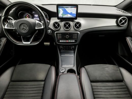 Mercedes CLA-Klasse 180 AMG Sport Automaat (GROOT NAVI, LEDER/ALCANTARA, STOELVERWARMING, SPORTSTOELEN, DIAMOND GRILL... ActivLease financial lease